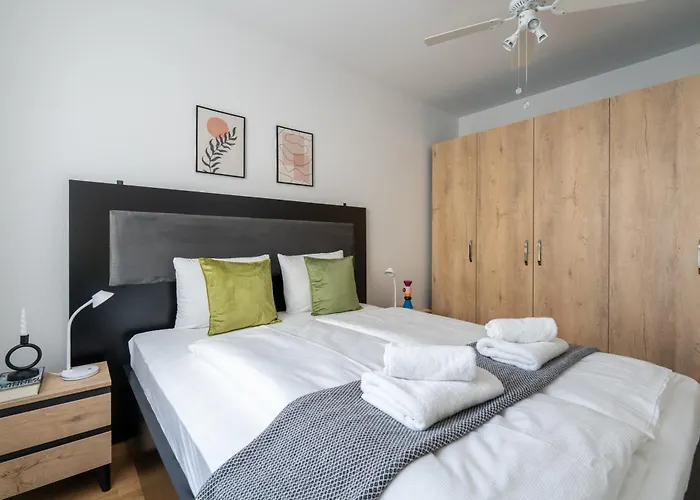 Chic 1br, Fast To Downtown Apartment *